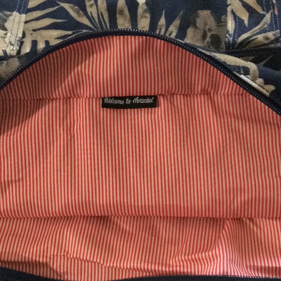 Herchel Tote Bamfield Mid - Picture 4 of 10